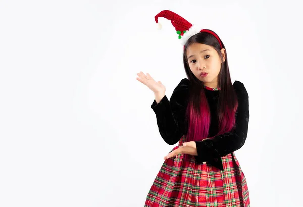 Aranyos Ázsiai Lány Karácsonykor Őket Jelmez Visel Mikulás Kalap Pózol — Stock Fotó