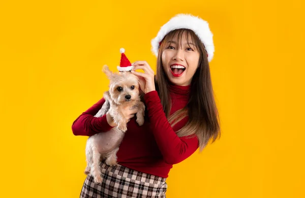 Jovem Mulher Asiática Bonita Vermelho Manga Comprida Shirt Vestindo Santa — Fotografia de Stock