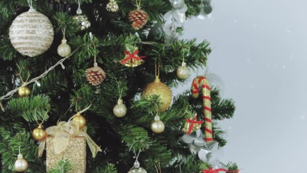 クリスマスツリーの装飾と落下雪 クリスマスと新年のパーティーや装飾のアイデアのためのモミの木 ビデオ4Kとコピースペース — ストック動画