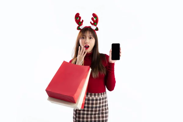 Молода Азіатка Різдвяному Костюмі Носить Сумки Покупок Показуючи Порожній Чорний — стокове фото