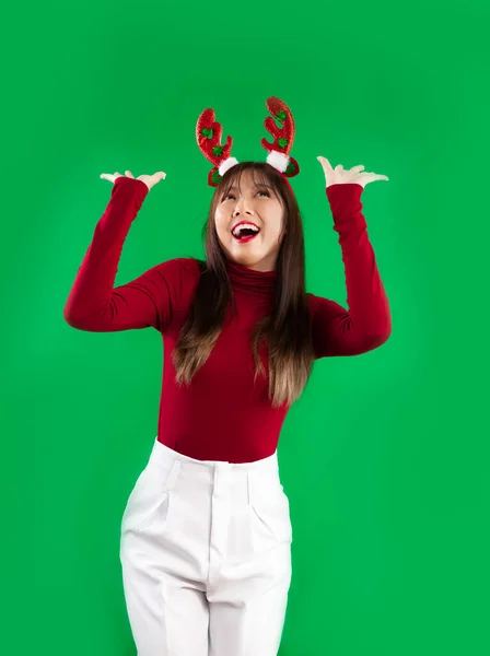 Jovem Mulher Asiática Feliz Shirt Vermelha Vestindo Cabeça Rena Posando — Fotografia de Stock