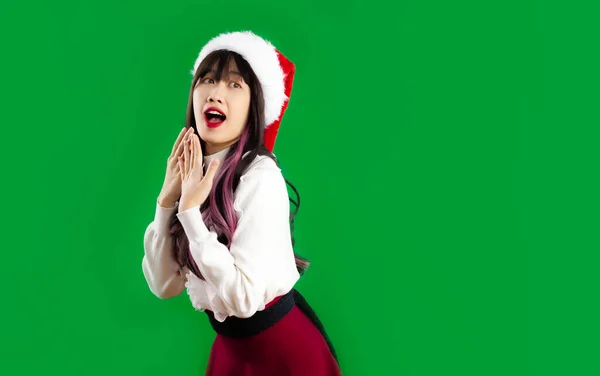 Kırmızı Beyaz Elbiseli Asyalı Kadın Yeşil Ekran Arka Planında Şaşırmış — Stok fotoğraf