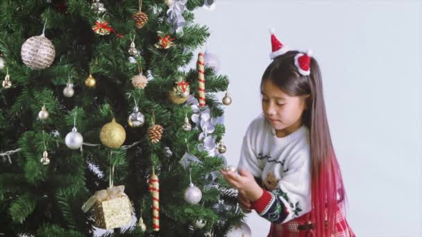 Szczęśliwa Mała Azjatycka Dziewczyna Dekorująca Choinkę Dzieci Dekorowanie Choinki — Wideo stockowe