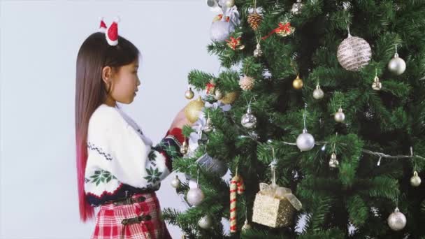 Boldog Kis Ázsiai Lány Aki Golyókkal Díszíti Karácsonyfát Karácsonyfát Díszítő — Stock videók