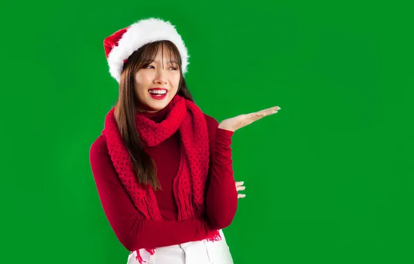 Asyalı Kadın Uzun Saç Stili Kırmızı Kazak Eşarp Noel Baba — Stok fotoğraf