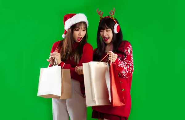 Mulheres Asiáticas Vermelho Natal Tema Traje Carregando Aberto Saco Compras — Fotografia de Stock
