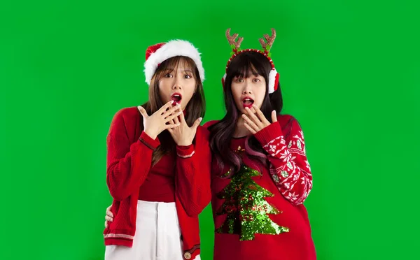Asiatische Frauen Rotem Weihnachtskostüm Posieren Überrascht Und Schockiert Mit Offenem — Stockfoto