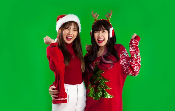 Noel Temalı Kostümlü Genç Asyalı Lezbiyen Çift Yeşil Ekranda Mutlu — Stok fotoğraf