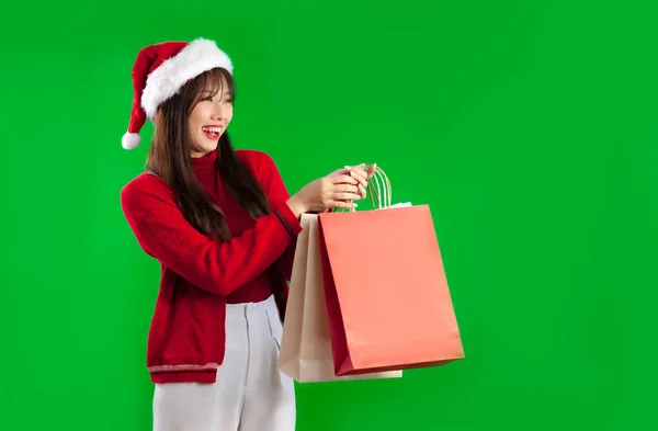 Kırmızı Beyaz Elbiseli Genç Asyalı Kadın Noel Baba Şapkası Takıyor — Stok fotoğraf