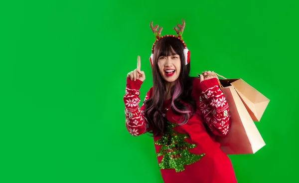 Ásia Mulher Longo Cabelo Estilo Desgaste Vermelho Natal Suéter Posando — Fotografia de Stock