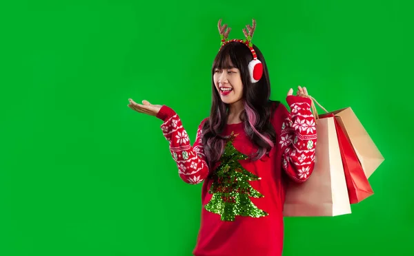 Kırmızı Noel Temalı Elbise Giymiş Asyalı Güzel Bir Kadın Ren — Stok fotoğraf