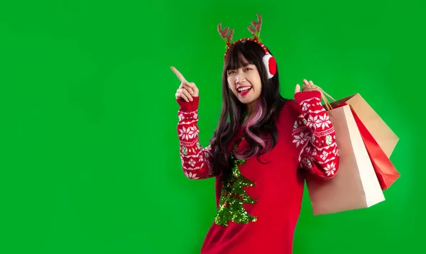 Kırmızı Noel Sweatshirt Güzel Asyalı Kadın Kağıt Alışveriş Torbaları Taşıyor — Stok fotoğraf