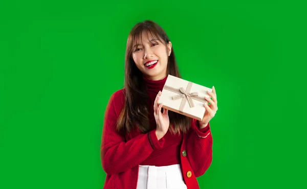 아시아인예쁜 여자가 스웨터를 현재의 배경을 미소짓고 있습니다 크리스마스 — 스톡 사진