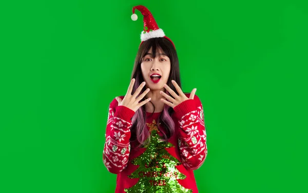 Asyalı Kadın Noel Temalı Kostümlü Şaşırmış Şaşırmış Yeşil Ekran Arka — Stok fotoğraf