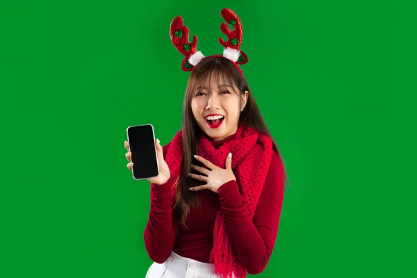 Kırmızı Beyaz Noel Temalı Kostümlü Genç Asyalı Kadın Elinde Yeşil — Stok fotoğraf