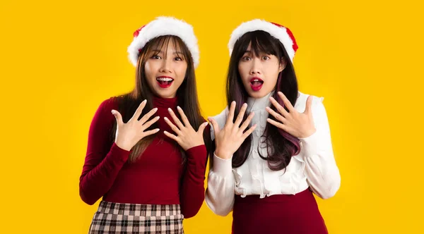 Jovens Mulheres Asiáticas Traje Tema Natal Vestindo Chapéu Santa Posando — Fotografia de Stock