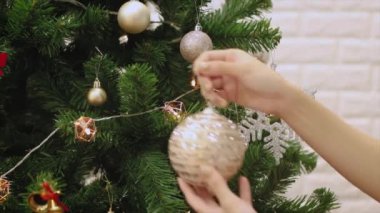 Noel ağacı süsleyen bir kadın. Noel ağacını taşaklarla süsleyen kadınların yakın plan fotoğrafları..