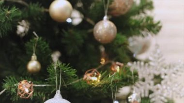 Mutlu Noeller, süslemeli Noel ağacının dikey tablosu. video 4K görüntüleri