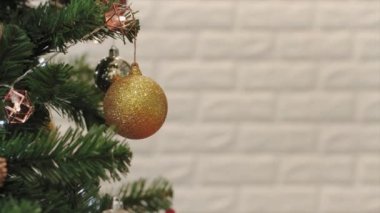 Altın noel toplarıyla noel ağacı, yatay pano videosu 4K