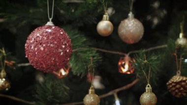 Altın noel toplarıyla Noel ağacının yatay paneli, video 4K