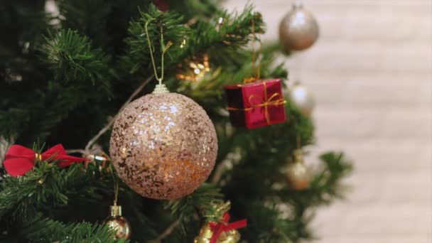 Frohes Neues Jahr Weihnachtsbaum Schmückt Mit Glitzerkugeln Auf Zweig Und — Stockvideo