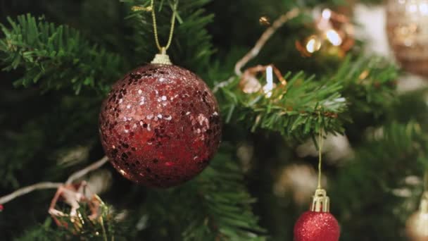Šťastný Nový Rok Vánoční Stromeček Zdobí Červené Třpytky Míč Větvi — Stock video