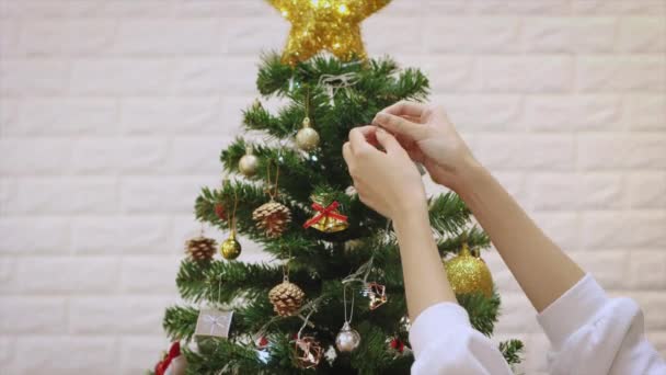 Mulher Camisola Branca Pendurado Brilho Bola Árvore Natal Brance Vídeo — Vídeo de Stock