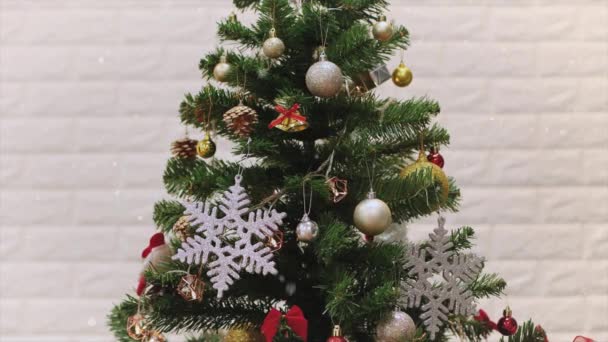 Χριστουγεννιάτικη Διακόσμηση Δέντρου Χιόνι Που Πέφτει Έλατο Για Χριστούγεννα Και — Αρχείο Βίντεο