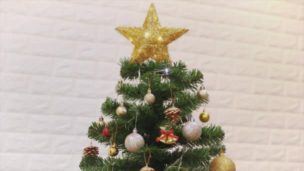 Χριστουγεννιάτικη Διακόσμηση Δέντρου Χρυσό Αστέρι Στην Κορυφή Έλατο Για Χριστούγεννα — Αρχείο Βίντεο