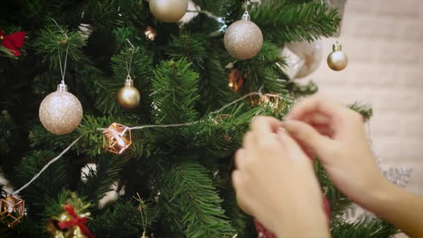 Közelkép Kezét Díszítő Karácsonyfa Golyókkal Falon Háttér Díszítő Karácsonyfa — Stock videók