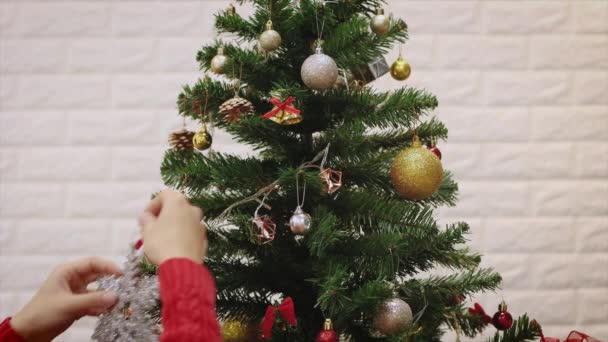 Ženy Zdobení Vánoční Strom Tím Pověsí Sněhová Vločka Zlaté Stříbrné — Stock video