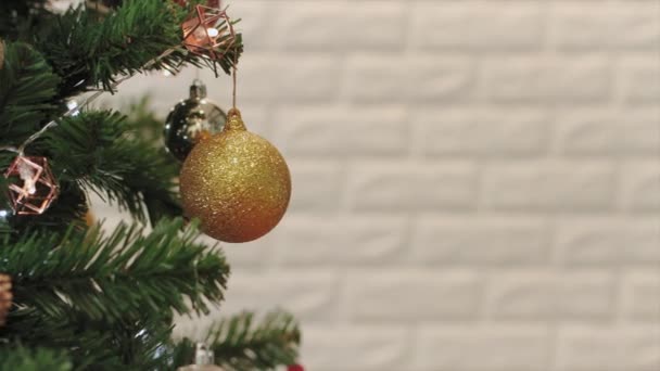 Vánoční Stromek Zlatými Vánoční Koule Horizontální Panning Video Záběry — Stock video