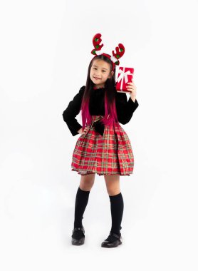 Mutlu Noeller, siyah kazaklı tatlı Asyalı kız ren geyiği boynuzları Noel temalı kostüm kırmızı hediye kutusu, beyaz arka plan..