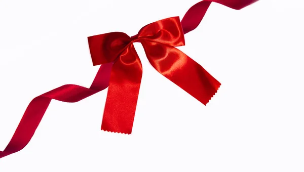 装飾カード クリスマス 誕生日パーティーの白い背景のための赤いサテンリボン弓 — ストック写真