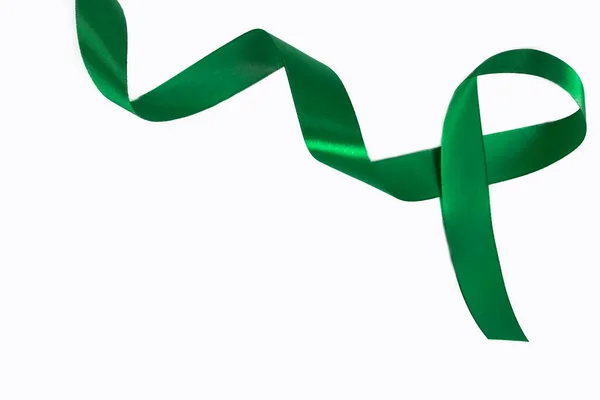 白い背景に緑の巻きリボン弓 — ストック写真