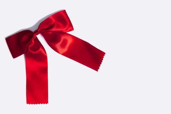 現在のボックス クリスマス 新年やカードの装飾のための白い背景に赤いリボン弓 — ストック写真