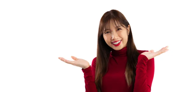 Asiatische Frau Lange Frisur Rotem Rollkragen Langärmeliges Shirt Suchen Kamera — Stockfoto