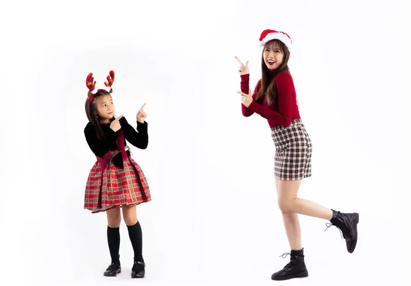 Junge Asiatische Frau Und Mädchen Rotem Weihnachtsthemenkostüm Tragen Weihnachtsmannmütze Und — Stockfoto