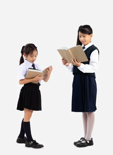 Junior Escola Menina Uniforme Leitura Livro Comprimento Total Fundo Branco — Fotografia de Stock