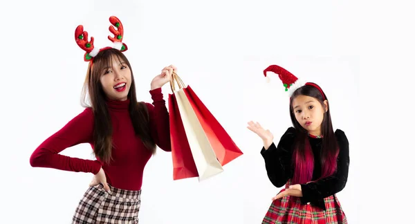 Jonge Aziatische Vrouw Schattig Meisje Kerstmis Thema Kostuum Dragen Boodschappentassen — Stockfoto