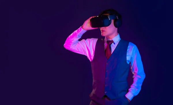 Метаверсальна Концепція Азіатський Бізнесмен Одягнений Окуляри Віртуальна Реальність Викладена Тлі — стокове фото