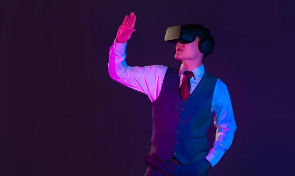 Азіатський Бізнесмен Носить Голові Окуляри Віртуальної Реальності Дивлячись Торкаючись Темного — стокове фото