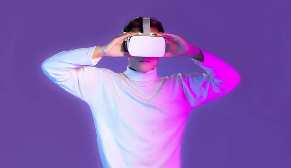 Азіатський Чоловік Білій Довгій Футболці Написом Goggles Фіолетовому Тлі Метаверс — стокове фото