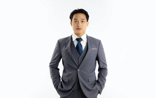 アジアのスマートビジネスマンでグレースーツ白シャツ青ネクタイステージングと探してカメラで前白の背景 — ストック写真
