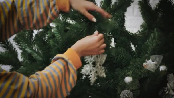 Primo Piano Donna Maglione Che Decora Albero Natale Con Fiocco — Video Stock