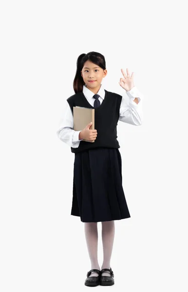 Aziatisch Junior Schoolmeisje Brits Internationaal Uniform Staande Volledige Lengte Holding — Stockfoto