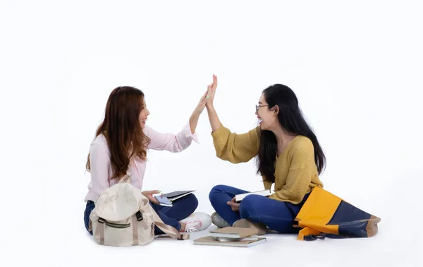 Jonge Universiteit Aziatische Vrouwen Zitten Witte Achtergrond — Stockfoto