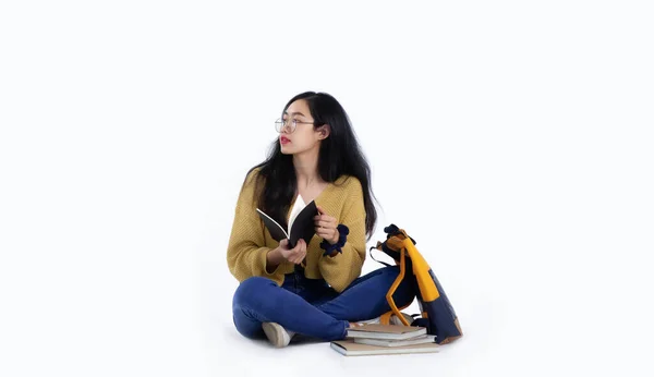 Młody Azji Kobieta Uniwersytet Student Siedzi Czyta Biały Tło — Zdjęcie stockowe