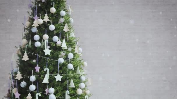 Christmas Tree Paster Decoration Snow Falling Brick White Background Rendering — Vídeo de stock