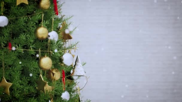 Рендеринг Рождественская Елка Украшением Пастера Снег Падает Кирпичном Белом Фоне — стоковое видео